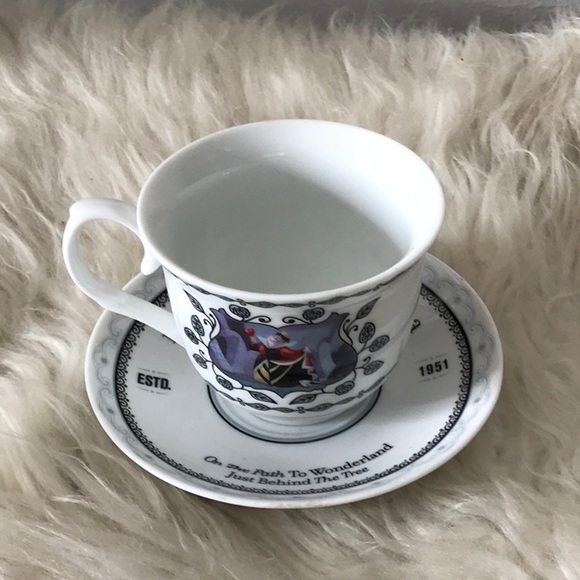 Disney Wonderland Tea cup and saucer 1951 Alice in Wonderland red Queen - Picture 1 of 11